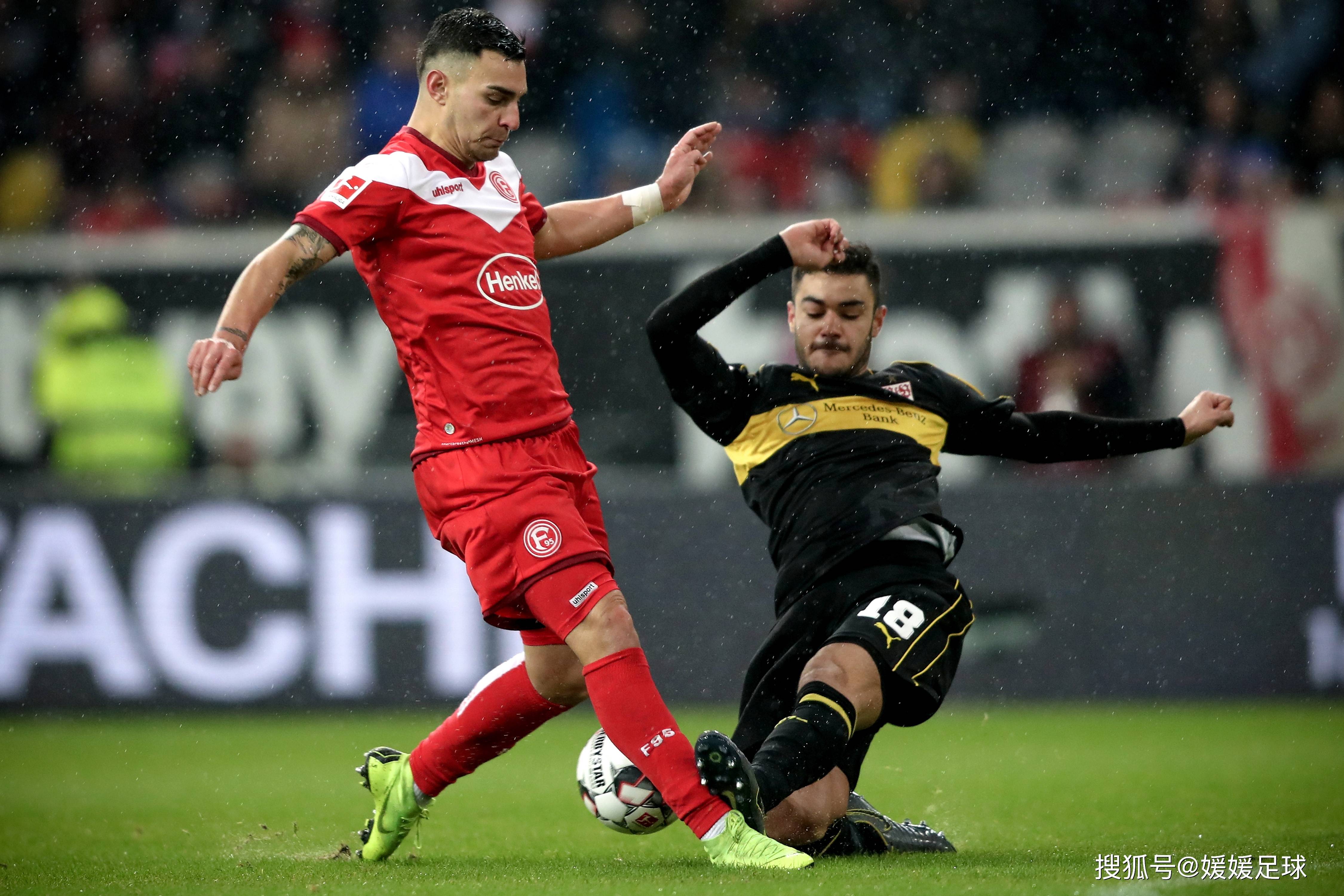 包含冷门频出！足球战况跌宕起伏的词条