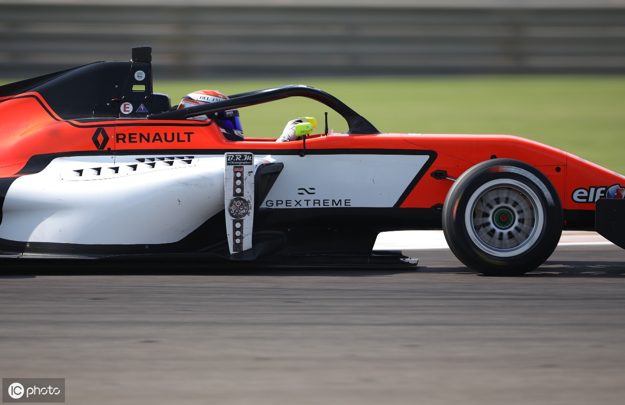 雷诺车队翻盘索伯车队,佩雷兹统治全场 雷诺车队翻盘索伯车队,佩雷兹统治全场