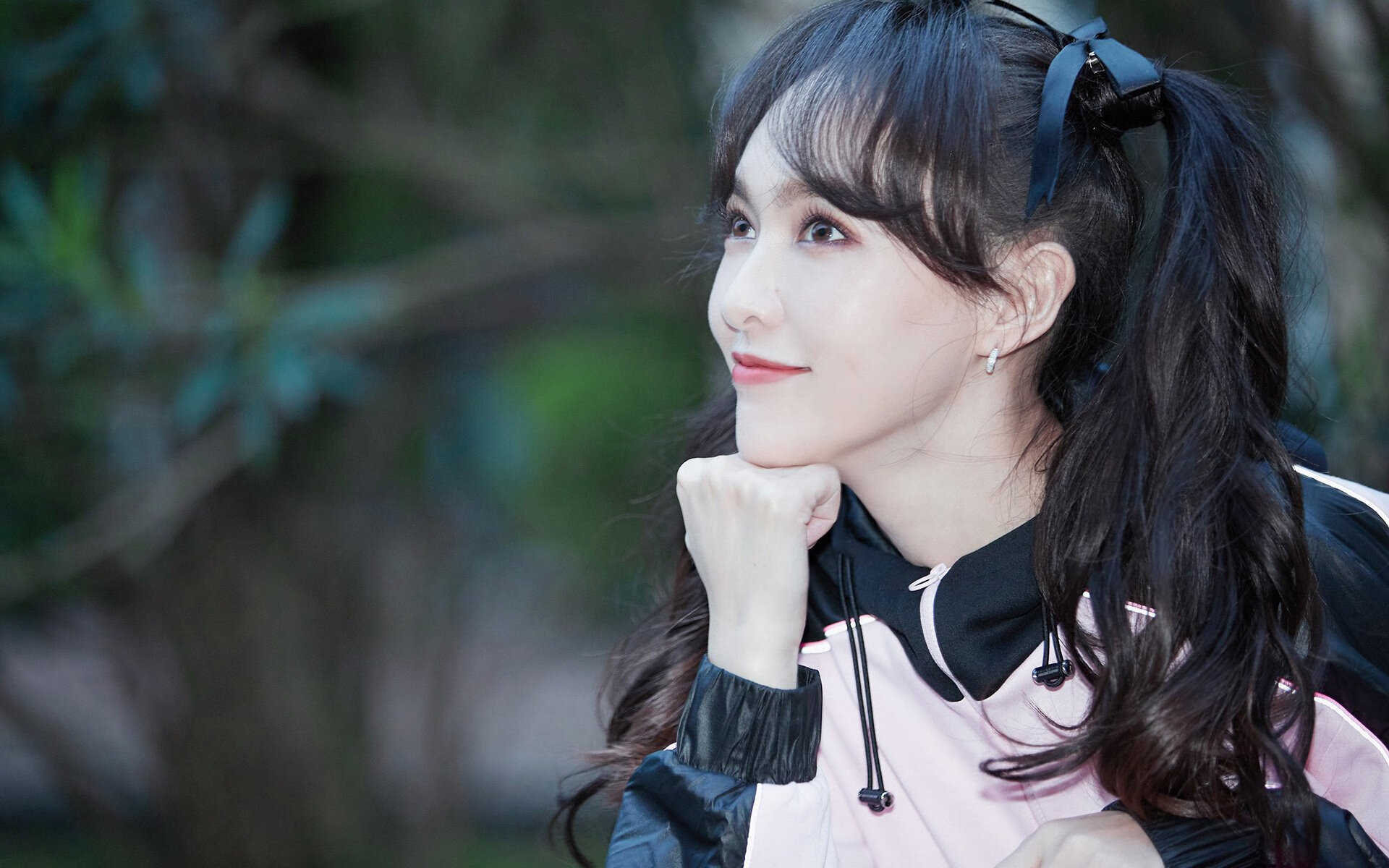 当数据核爆在波斯湾，巴斯托尼的错位进化如何撕碎卡塔尔防线